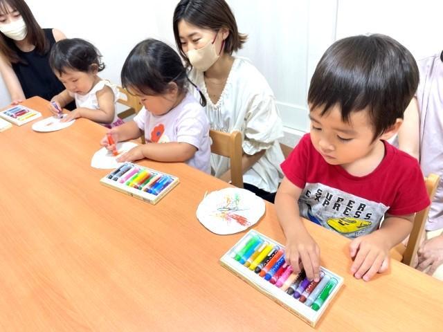 【児童指導員】放課後等デイサービス/年休120日/送迎なし/児童福祉施設・幼稚園等で5年以上の経験ある方歓迎！/年間300以上の研修でさらに療育のプロへ♪/月給27万円～/正社員/資格必須