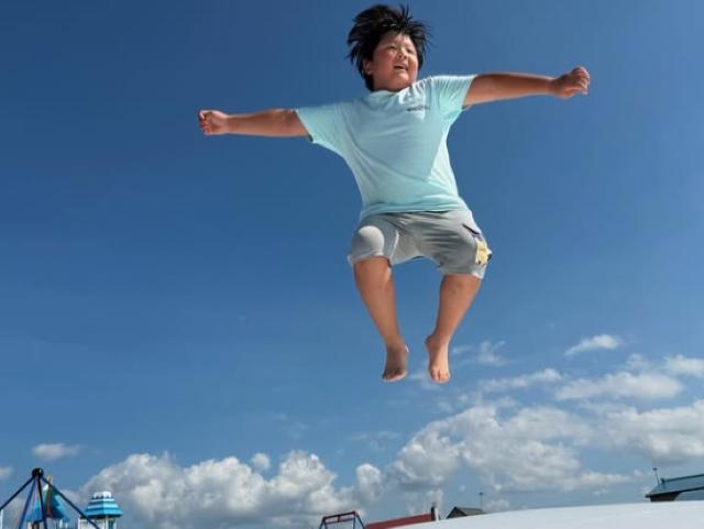 【児童指導員】多機能型施設/年休124日◎/日祝休み/残業ほぼなし/英会話＆運動がメインのプログラム♪/子どもたちと一緒に楽しみながら成長をサポート/月給20万円～/正社員/資格必須の写真1枚目