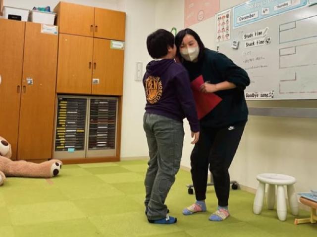 【児童指導員】多機能型施設/年間休日124日◎/日祝休み/英会話＆運動がメインのプログラム♪/子どもたちと一緒に楽しみながら成長をサポート/月給19.5万円～/正社員/資格必須の写真7枚目