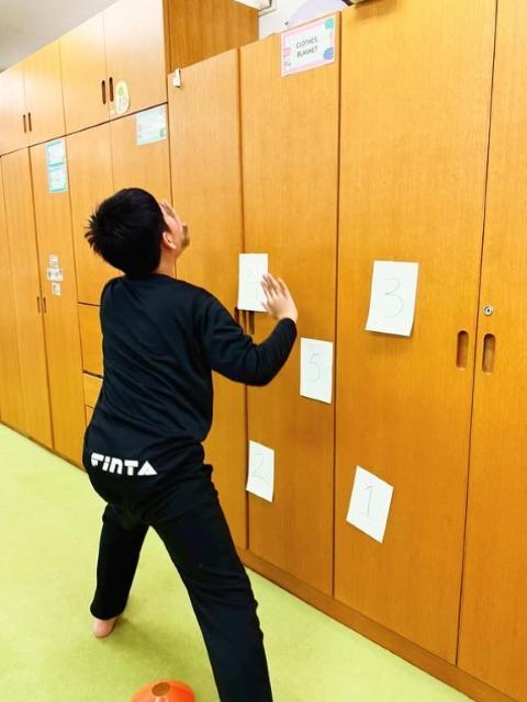 【児童指導員】多機能型施設/年間休日124日◎/日祝休み/英会話＆運動がメインのプログラム♪/子どもたちと一緒に楽しみながら成長をサポート/月給19.5万円～/正社員/資格必須の写真10枚目