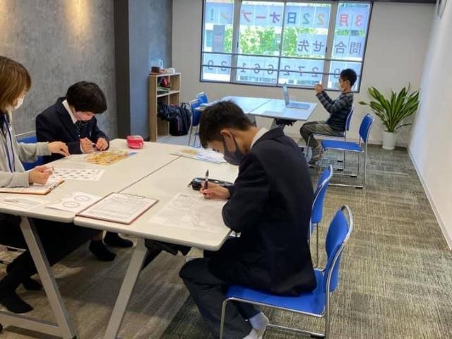 【児童指導員】心理学科卒業の方歓迎！放課後等デイサービス/正社員/資格必須/月給30万円可/教育制度充実◎/オシャレな空間でのお仕事です♪