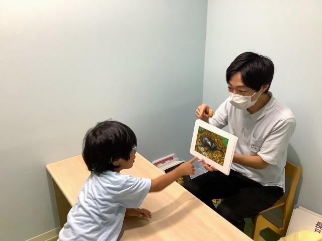 【保育士】児童発達支援/年間休日120日/送迎なし/月給29万円～/研修＆手当充実/全国展開する大手FC◎/絵本・あそび・言葉かけによる独自の支援が特徴♪/正社員/資格必須