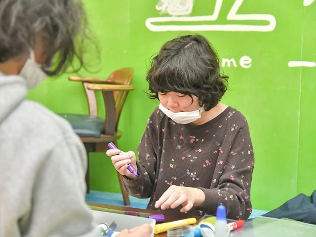 【児童指導員】放課後等デイサービス/年間休日130日/土日祝休み/音楽やアートの活動に注力◎/子どもたちと「一緒に遊ぶこと」を重視した療育♪/月給23.8万円～/正社員/資格必須の写真5枚目