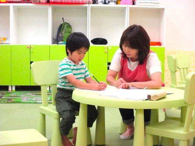 【児童指導員】多機能型施設/年間休日111日＆残業ほぼなし◎/全国展開中の大手FC/「できた！」の中身やその先も追求♪しっかり向き合える少人数体制/月給24万円～/正社員/資格必須