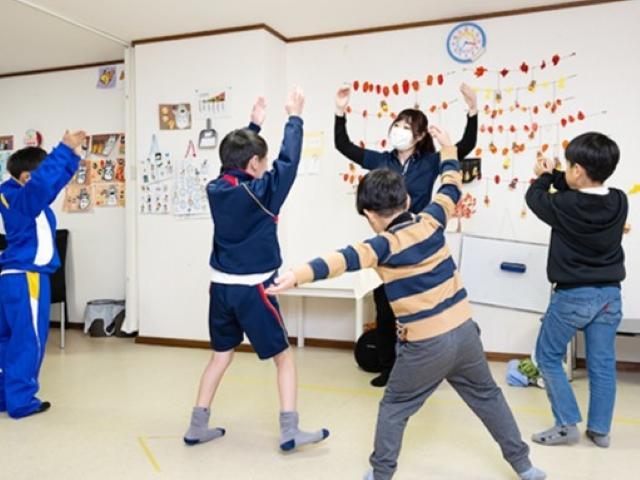 【言語聴覚士】放課後等デイサービス/日曜休み/年間休日110日/丁寧に成長をつみかさねていく支援◎/モットーは「毎日ひとつの学び」♪/月給28.6万円～/正社員/資格必須/資格必須