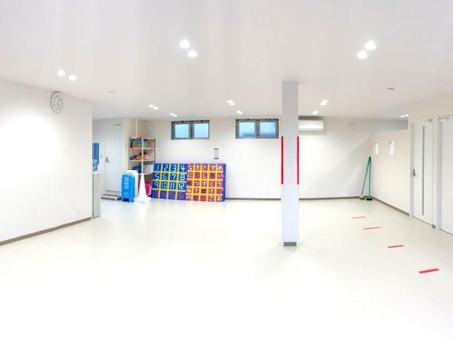 【児童指導員】多機能型施設/週4日～勤務OK/送迎なし◎/未経験可/駅チカ/「笑い、楽しさ、情熱、躍動感あり」運動療育特化型の施設♪/時給1,226円～/パート・アルバイト/資格必須