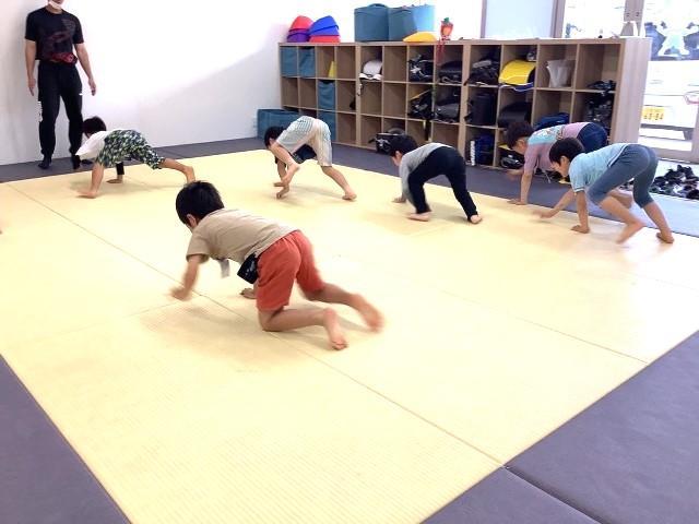 【保育士】放課後等デイサービス/急なお休みにも対応可◎/運動好き大歓迎！遊びとスポーツで心・からだを育てるコーディネーション療育♪/月給18万円～/正社員/資格必須