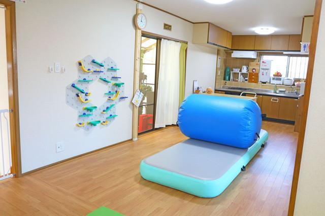 【児童指導員】多機能型施設/年間休日120日◎/日祝休み/残業ほぼなし/アーティストやパフォーマーによる、表現を指導する療育カリキュラムが特徴♪/月給18万円～/契約社員/資格必須の写真1枚目