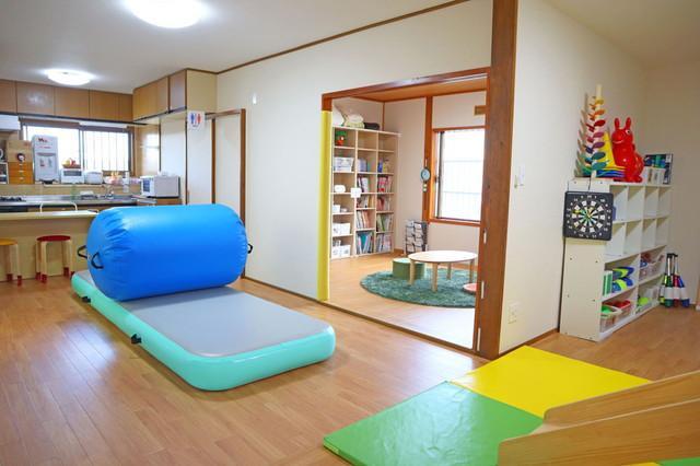 【保育士】多機能型施設/完全週休2日制◎/日曜休み/残業ほぼなし/アーティストやパフォーマーによる、表現を指導する療育カリキュラムが特徴♪/月給18万円～/正社員/資格必須