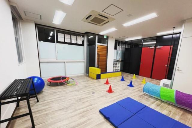 【児童指導員】多機能型施設/土日祝休み/年間休日120日以上/未経験・ブランクOK/勤務時間の選択可◎/一人ひとりの成長をあたたかく支えていく療育♪/月給21万円～/正社員/資格必須