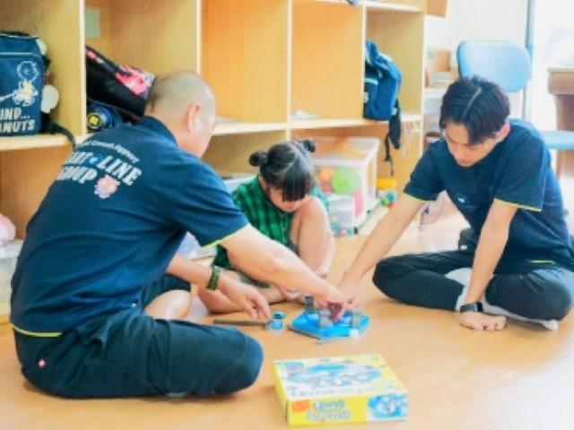 【児童指導員】多機能型施設/日曜休み◎/専門的な療育が特徴のクリニック連動型施設♪/研修・勉強会・資格取得支援あり/残業ほぼなし/月給19万円～/正社員/資格必須