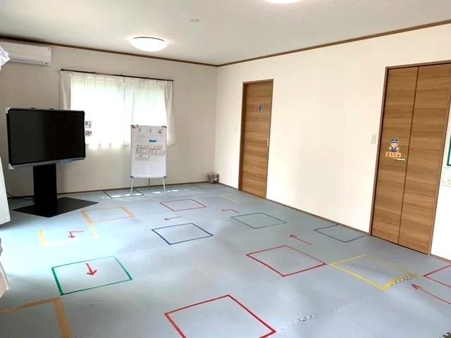 【児童指導員】多機能型施設/年休112日/土日祝休み◎/遊ぶ＆学ぶが叶う大型タッチパネルを導入！子どもの心を受け止め、その思いに寄り添う療育♪/月給21万円～/正社員/資格必須の写真1枚目