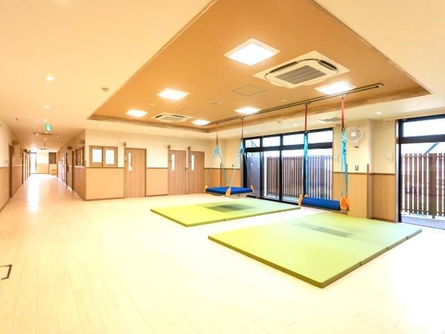 【保育士】児童発達支援/年休126日/育休取得実績あり/福祉施設を複数展開する法人/広々とした室内や園庭で思いやりの心を育む♪/月給24.6万円～/正社員/資格必須の写真1枚目