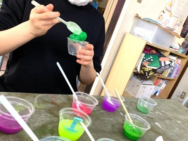 【保育士】放課後等デイサービス/⼟⽇祝休み◎/年休110日以上/描く・造る・遊ぶがテーマのアートスペースで、子どもたちにホッとする時間を♪/⽉給15.5万円〜/正社員/資格必須の写真1枚目