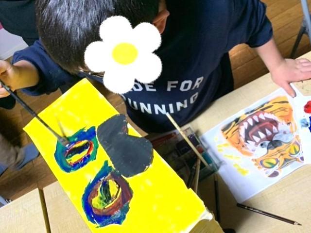 【児童指導員】放課後等デイサービス/⼟⽇祝休み◎/年休120日以上/描く・造る・遊ぶがテーマのアートスペースで、子どもたちにホッとする時間を♪/⽉給15.2万円〜/正社員/資格必須の写真2枚目