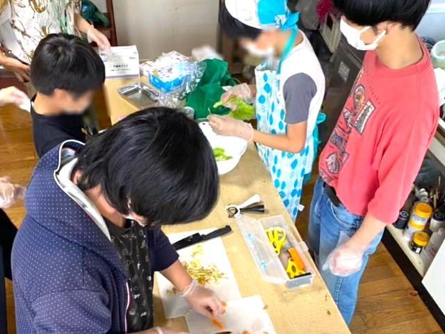 【保育士】放課後等デイサービス/⼟⽇祝休み◎/年休120日以上/描く・造る・遊ぶがテーマのアートスペースで、子どもたちにホッとする時間を♪/⽉給15.2万円〜/正社員/資格必須の写真3枚目