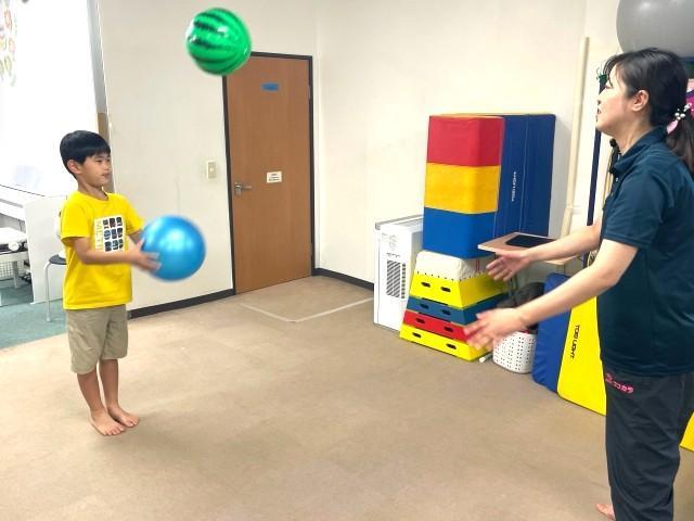 【保育士】放課後等デイサービス/正社員/資格必須/月給22万円～/年休115日以上/残業ほぼなし/感覚統合理論に基づいた運動療育をメインに実施◎/安心して過ごせる居場所♪の写真1枚目