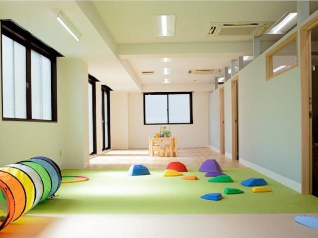 【児童指導員】児童発達支援/日曜・月曜休み◎/自分らしさを伸ばす！「アート×運動療育」が特徴♪/充実の研修プログラムでさらにスキルアップも！/月給22.5万円～/正社員/資格必須の写真1枚目