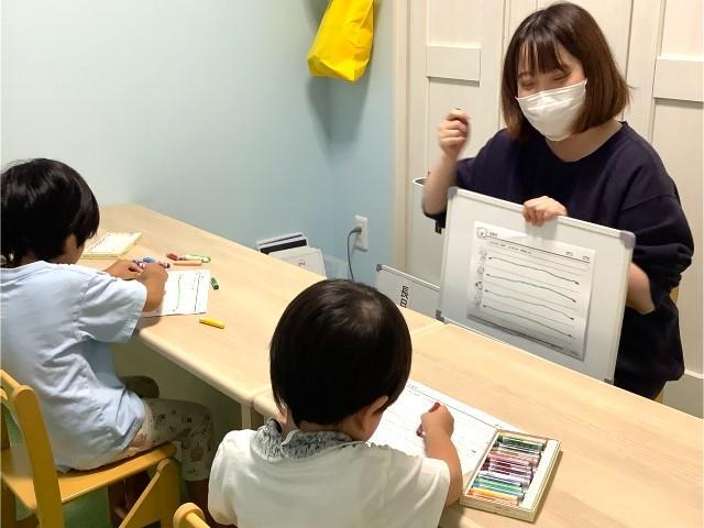 【児童指導員】児童発達支援/年間休日120日/送迎なし/研修＆手当充実/全国展開する大手FC◎/絵本・あそび・言葉かけによる独自の支援が特徴♪/月給23.2万円～/正社員/資格必須の写真1枚目