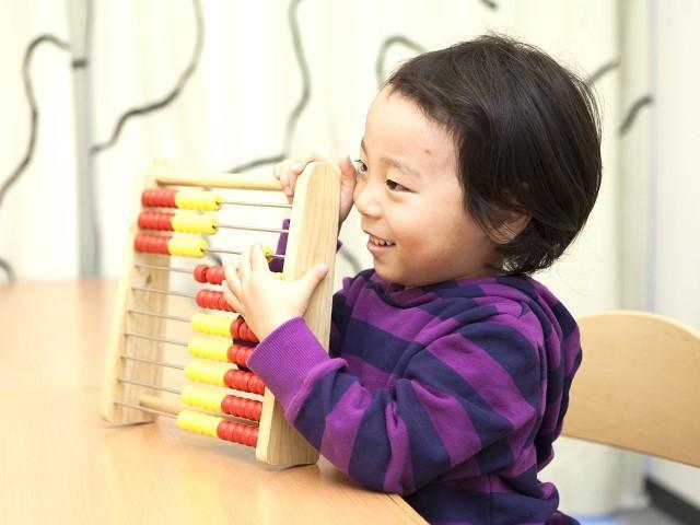 【児童指導員】多機能型施設/年休120日/送迎なし/児童福祉施設・幼稚園等で5年以上の経験ある方歓迎！/年間300以上の研修でさらに療育のプロへ♪/月給27万円～/正社員/資格必須の写真1枚目