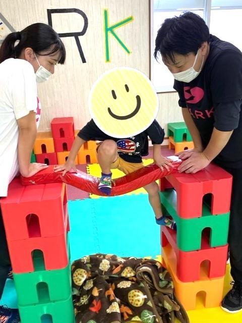 【児童指導員】多機能型施設/送迎なし◎/残業ほぼなし/笑顔で楽しく！脳科学×運動療育「スパーク運動療育」が特徴♪/研修＆資格取得支援が充実/月給24.6万円～/正社員/資格必須の写真2枚目