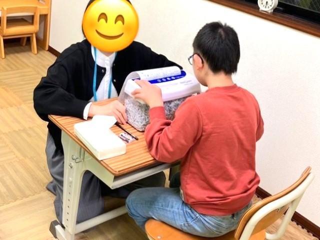 【児童指導員】多機能型施設/送迎なし/残業・持ち帰り仕事なし！療育に全力を注げる環境です◎/子どもたちとじっくり向き合う完全個別療育♪/⽉給22万円〜/正社員/資格必須の写真1枚目
