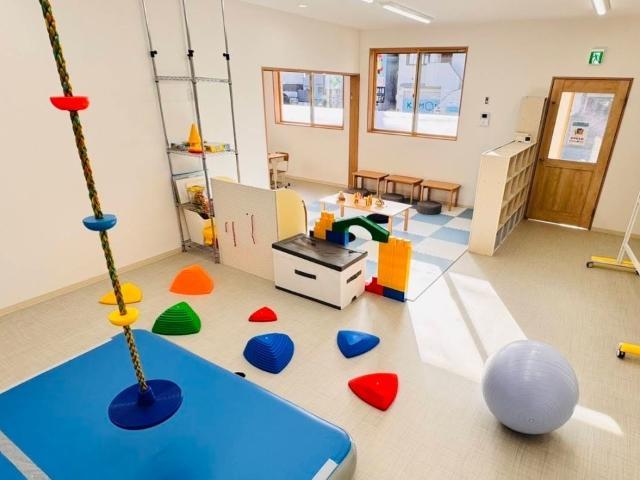 【保育士】多機能型施設/完全週休2日制/年休123日/送迎なし◎/子どもたちが自分らしく育つための居場所づくり♪/多彩な活動で「できた！」を応援/月給21万円～/正社員/資格必須の写真1枚目