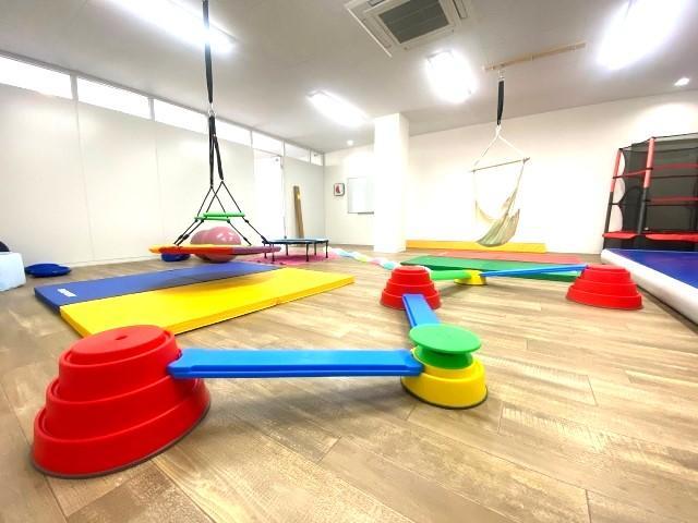 【保育士】多機能型施設/完全週休2日制/年休120日以上/送迎なし/運動メインの施設◎/子どもたちの「できた！」を増やすマンツーマン療育♪/月給22万円～/正社員/資格必須の写真5枚目