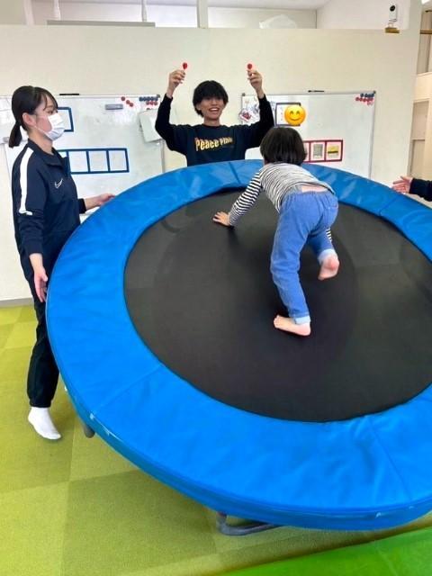 【保育士】多機能型施設/正社員/資格必須/送迎なし/月給23万円～/月木固定休み◎/研修制度充実/個別・集団での運動療育で、生きるチカラを育んでいく♪の写真6枚目