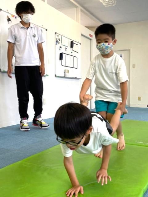 【保育士】多機能型施設/正社員/資格必須/送迎なし/月給23万円～/月木固定休み◎/研修制度充実/個別・集団での運動療育で、生きるチカラを育んでいく♪の写真2枚目