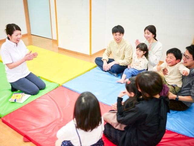 【保育士】多機能型施設/日水休み◎/送迎なし/残業ほぼなし/教育体制充実！/子どもたちの「気持ち」「その子らしさ」を受けとめ、伸ばす療育♪/月給24.5万円～/正社員/資格必須の写真1枚目