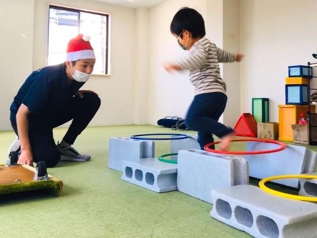 【理学療法士】多機能型施設/正社員/資格必須/送迎なし/月給21.6万円～/月木固定休み◎/研修制度充実/個別から集団への運動療育で、生きるチカラを育んでいく♪の写真1枚目