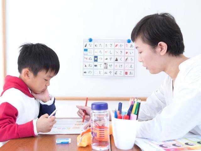 【⾔語聴覚⼠】多機能型施設/送迎なし/年休120日/児童福祉・障がい福祉分野未経験もOK/業界大手で教育サポート＆待遇充実♪/月給26.8万円～/正社員/資格必須の写真1枚目