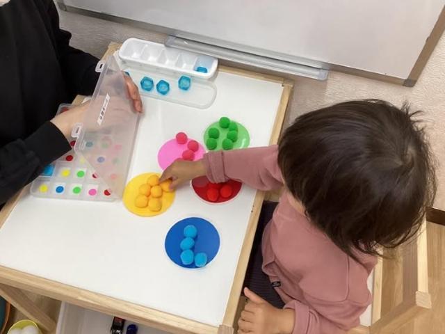 【保育士】児童発達支援/日曜休み/完全週休2日制/送迎なし/残業ほぼなし/全国100教室以上を展開するFC◎/ABAに基づく独自療育が特徴♪/月給21.5万円～/正社員/資格必須