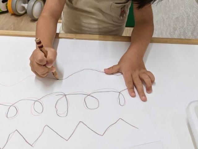 【理学療法士】児童発達支援/日曜休み/完全週休2日制/送迎なし/残業ほぼなし/全国100教室以上を展開するFC◎/ABAに基づく独自療育が特徴♪/月給22万円～/正社員/資格必須