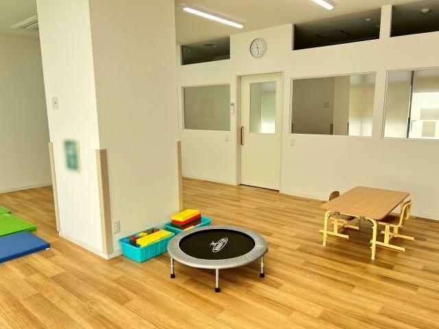 【児童指導員】児童発達⽀援/月日祝休み/年間休日123日/送迎なし◎/産・育休取得実績あり＆託児所利用OK！/少し先の未来を見据えた支援♪/⽉給19.5万円〜/正社員/資格必須の写真1枚目