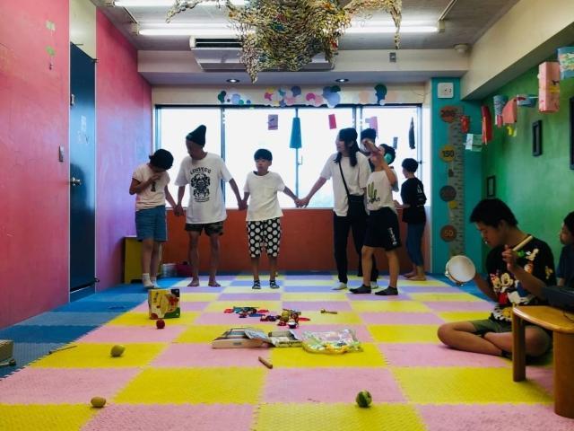 【児童指導員】放課後等デイサービス/年間休日130日/土日祝休み/音楽やアートの活動に注力◎/子どもたちと「一緒に遊ぶこと」を重視した療育♪/月給23.8万円～/正社員/資格必須の写真1枚目