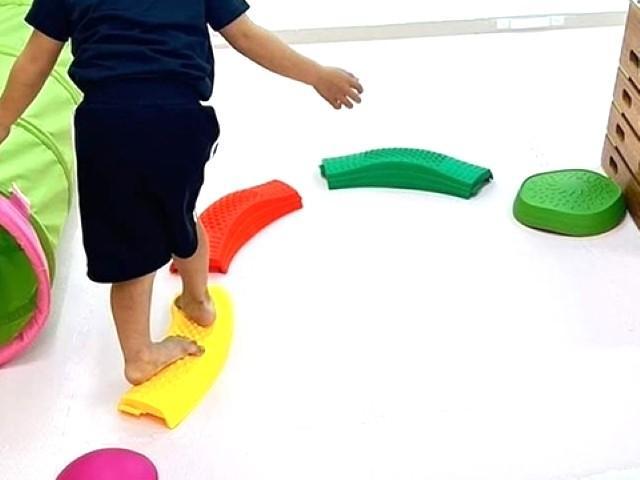 【児童指導員】多機能型施設/月9日休み/希望シフト制◎/月給25.6万円～/未経験・ブランク可/運動＆学習支援がメイン！カラダを動かしてココロを整えるサポートを♪/正社員/資格必須