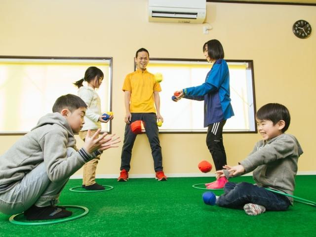 【児童指導員】放課後等デイサービス/土日休み◎/産・育休の取得実績多数/運動療育型の放デイ/思いきり体を動かしながら笑顔を自信をはぐくむ♪/月給17.4万円～/正社員/資格必須の写真1枚目