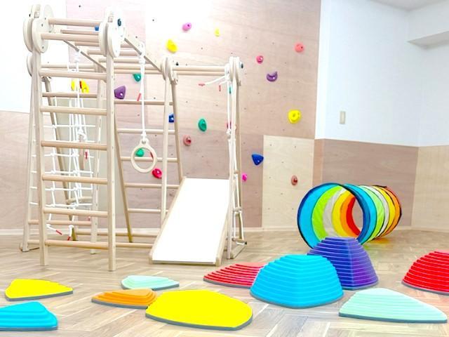 【児童指導員】児童発達⽀援/正社員/資格必須/⽉給22万円〜/年間休日125日/子どもたちの本当の思いに向き合えるやりがい◎/真摯な支援を実践できる場所♪の写真1枚目