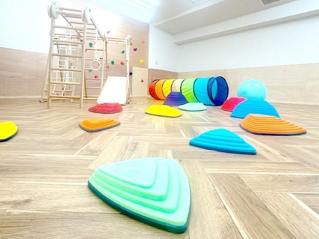 【児童指導員】児童発達⽀援/正社員/資格必須/⽉給22万円〜/年間休日125日/子どもたちの本当の思いに向き合えるやりがい◎/真摯な支援を実践できる場所♪の写真2枚目