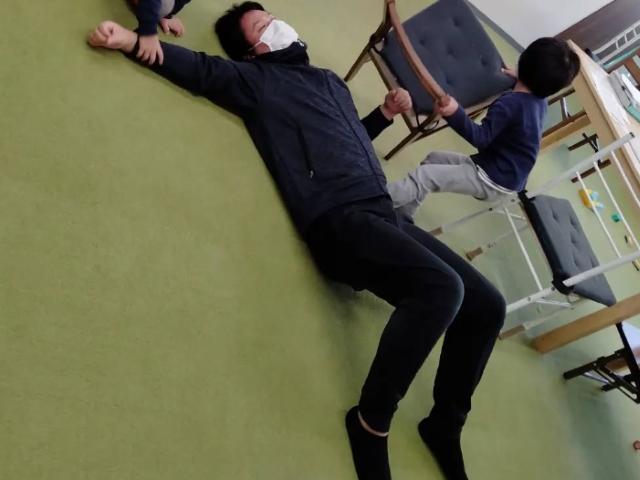 【児童指導員】多機能型施設/4週8休制◎/月給25.5万円～/研修・スキルアップ支援充実/外活動＆SSTメインの療育♪/子どもたちと向き合いながら共に成長！/正社員/資格必須