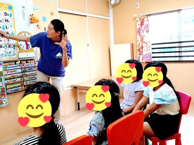 【保育士】⽉給19万円〜/放課後等デイサービス/⼟⽇休み◎/残業少なめ/年齢・学歴不問/未経験可/英語を使った独自レッスンと多彩なプログラムが魅力♪/正社員/資格必須の写真1枚目