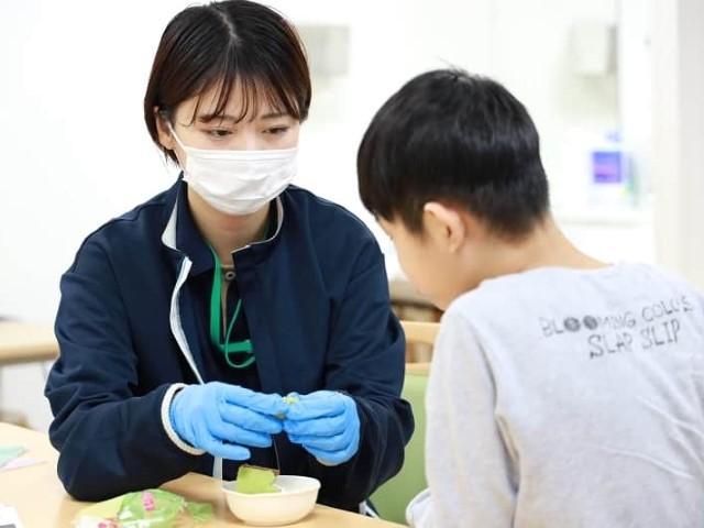 【児童指導員】月給20.3万円～/多機能型施設/月8～10日休み/残業ほぼなし◎/研修＆キャリアパス充実！/発達段階に合わせ、身辺自立に向けた個別支援を実施♪/正社員/資格必須