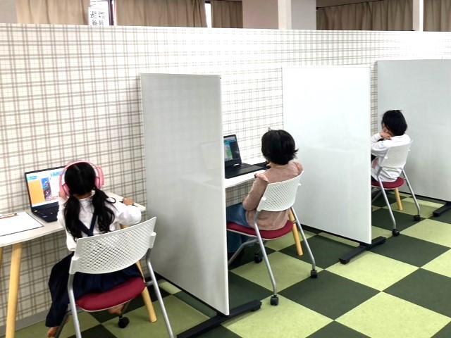 【児童指導員】月給21万円～/放課後等デイサービス/年休110日以上/日祝休み◎/一人ひとりに成功体験を！学習支援と集団療育でそれぞれの自立を支援♪/正社員/資格必須