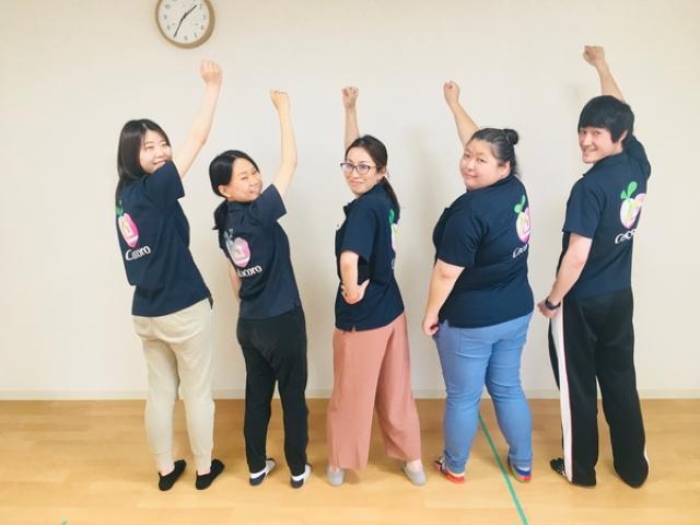 【保育士】⽉給25万円〜/放課後等デイサービス/日曜固定休/新卒可◎/全9施設を展開中の法人/社内転勤OK！働き方ややりたい仕事に合わせて勤務先を選べる♪/正社員/資格必須の写真1枚目