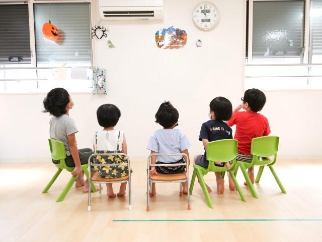 【児童指導員】⽉給23万円〜/多機能型施設/日曜固定休/新卒可◎/全9施設を展開中の法人/社内転勤OK！働き方ややりたい仕事に合わせて勤務先を選べる♪/正社員/資格必須