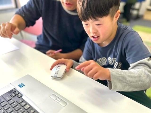 【児童指導員】月給18.7万円～/多機能型施設/年休110日/日祝休み♪/全国300施設の豊富な運営ノウハウが学べる！/自発的な活動を支援するスタイル♪/正社員/資格必須