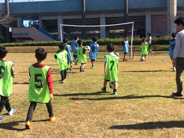 2026年4月オープン！【児童指導員】放課後等デイサービス/日曜休み＆残業ほぼなし◎/熱意と人柄重視！未経験歓迎/一緒にサッカーを楽しむ施設♪/⽉給20万円〜/正社員/資格必須の写真1枚目