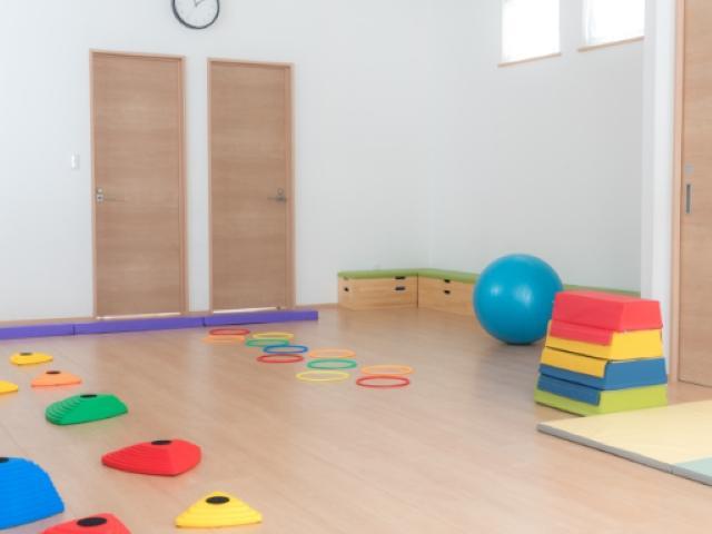 【臨床心理士/公認心理師】多機能型施設/年休125日以上/土日祝休み/未経験可/ABAに特化した丁寧な療育支援/子どもたちが笑顔で遊べる環境づくり♪/月給27万円～/正社員/資格必須の写真3枚目